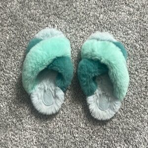 Teal and blue cozy slippers, girls size 2 to 3